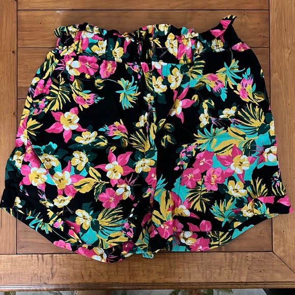 Express Pants - Express x Rocky Barnes Floral shorts